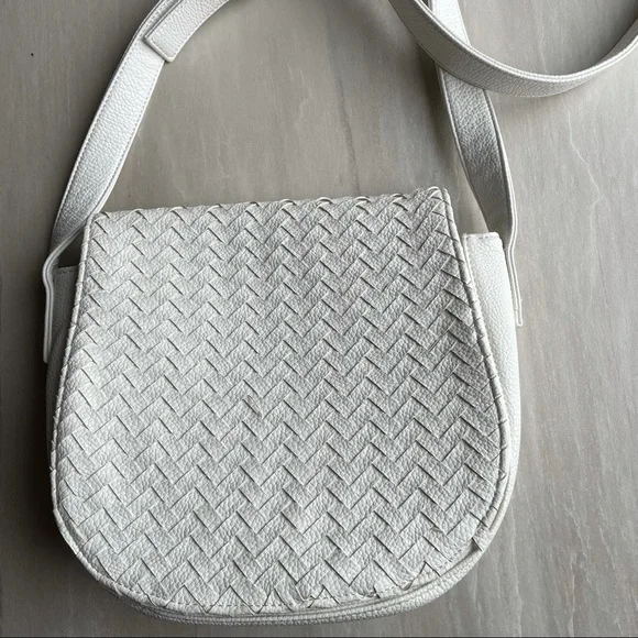 White crossbody bag - Picture 3 of 6